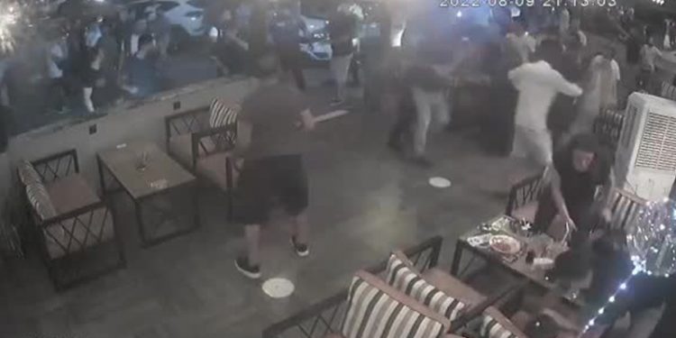 Oğlu kafeye alınmayan polisten mekana baskın: Devlete kafa mı tutuyorsunuz