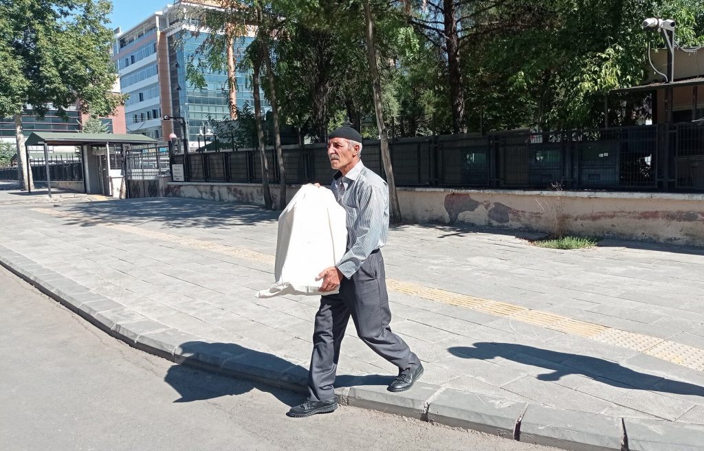 Oğlunun kemikleri torbada teslim edilen baba: ‘Dolaptan çıkarıp verdiler, o an Diyarbakır başıma yıkıldı’