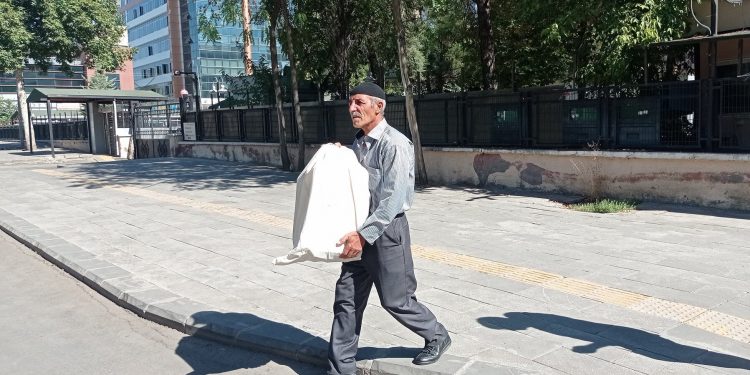 Oğlunun kemikleri torbada teslim edilen baba: ‘Dolaptan çıkarıp verdiler, o an Diyarbakır başıma yıkıldı’
