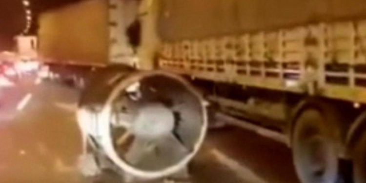 Otoyolda tünelin havalandırma fanı yere düştü