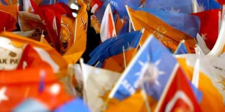 Oy kaybının durduğunu düşünen AKP yönetiminden ’emekli maaşı ve EYT’ planı