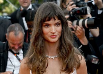 Oyuncu Charlbi Dean 32 yaşında vefat etti