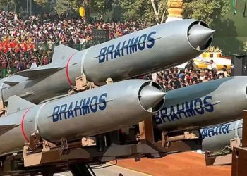 Pakistan'a yanlışlıkla füze atan 3 yetkili görevden alındı