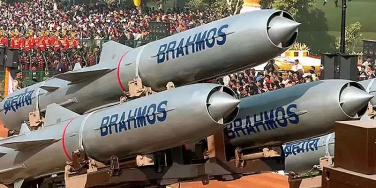 Pakistan'a yanlışlıkla füze atan 3 yetkili görevden alındı