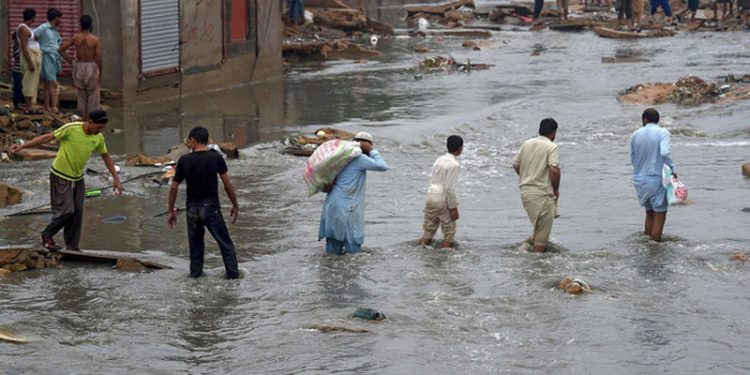 Pakistan'da sel felaketi: 700 bin ev yıkıldı, afetzedeler 'Acil yiyecek ve ilaç yardımı gerek' diyor