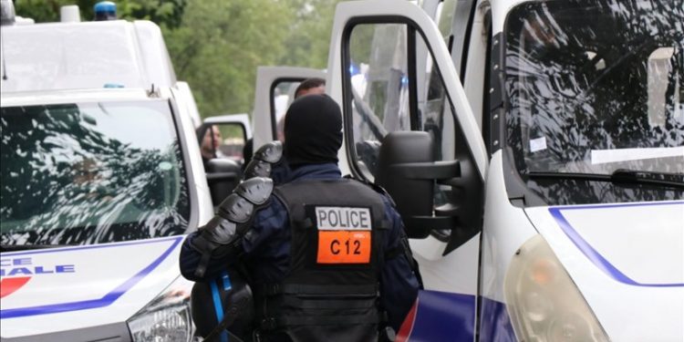 Paris banliyösünde 1 milyon dolarlık kuyumcu soygunu