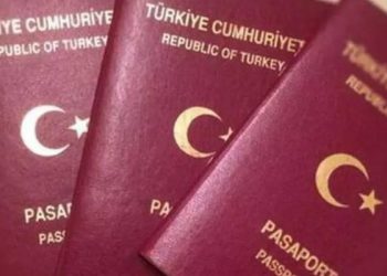 Pasaport almak isteyenler sabah 05.00’te sıraya girmeye başladı