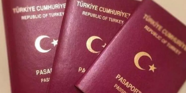 Pasaport almak isteyenler sabah 05.00’te sıraya girmeye başladı