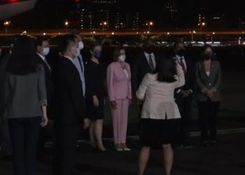 Pelosi Tayvan'a indi