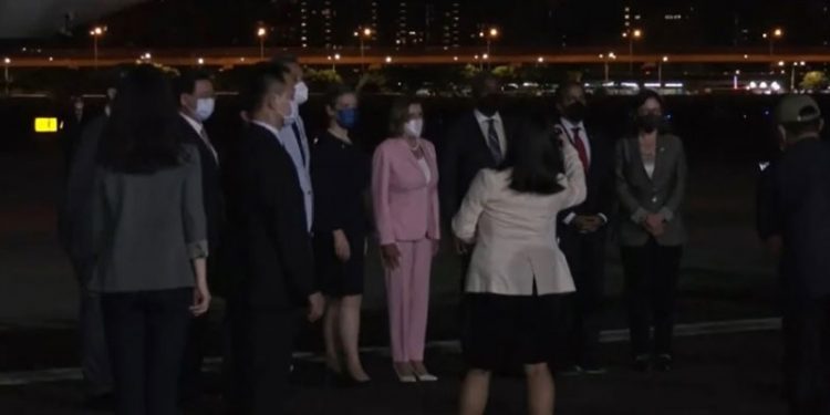 Pelosi Tayvan'a indi