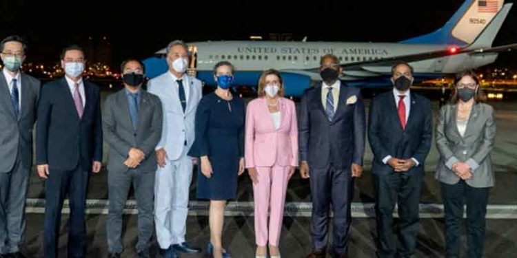 Pelosi Tayvan’a indi, Çin’de savaş uçakları havalandı