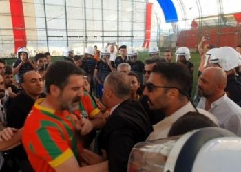 Polis, polis kurşunuyla öldürülen Kemal Kurkut pankartına tahammül edemedi