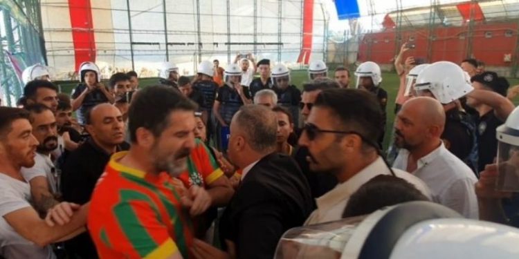 Polis, polis kurşunuyla öldürülen Kemal Kurkut pankartına tahammül edemedi