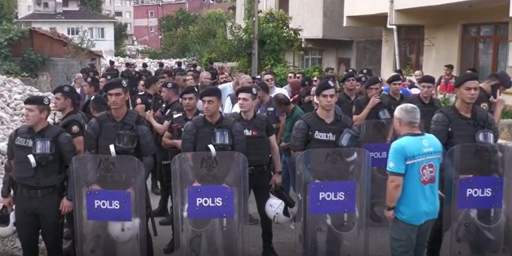 Polisin kapısına dayandığı halk: Biz buna ‘insan’ dedik, ‘Müslüman’ dedik