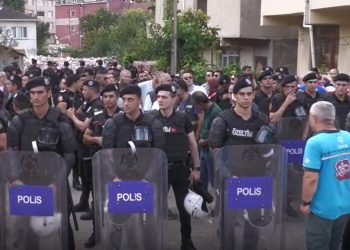 Polisin kapısına dayandığı halk: Biz buna ‘insan’ dedik, ‘Müslüman’ dedik