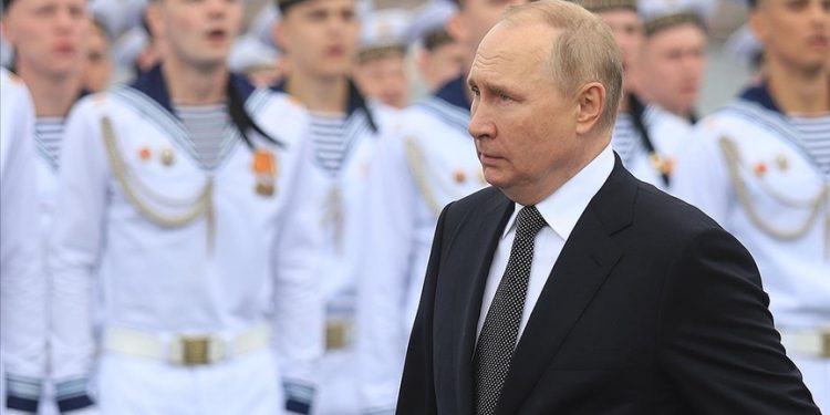 Putin, Donanma Günü'nde Rusya'nın  yeni deniz doktrinini imzaladı