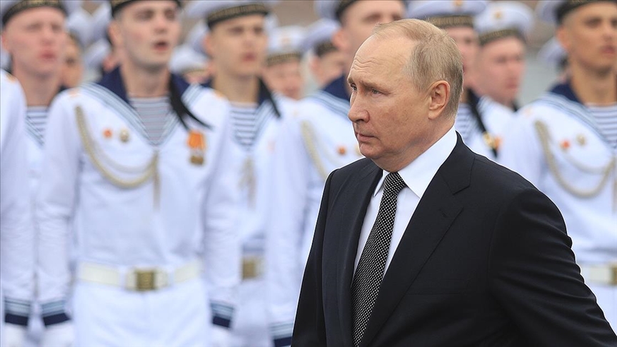 Putin, Donanma Günü'nde Rusya'nın  yeni deniz doktrinini imzaladı