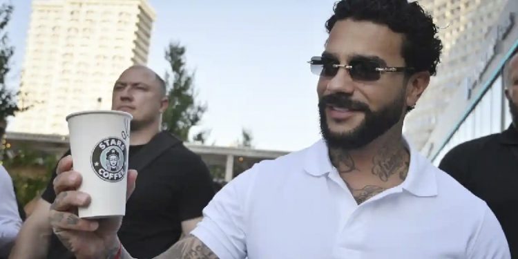 Putin destekçisi rapçi Timati, Rusya'dan çekilen Starbucks mağazalarını geri açtı