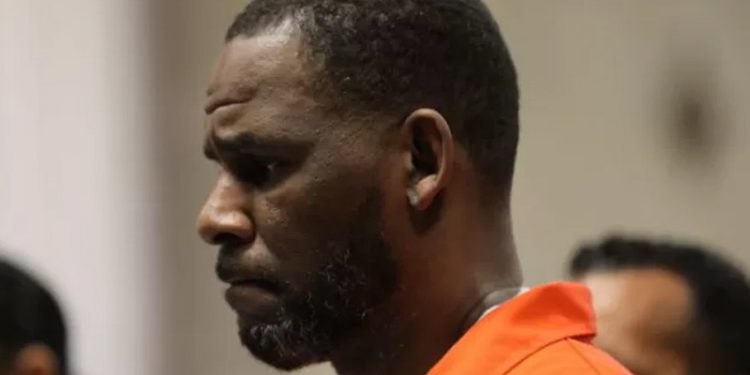 R. Kelly, çocuk pornosu suçlamasıyla yeniden hakim karşısında