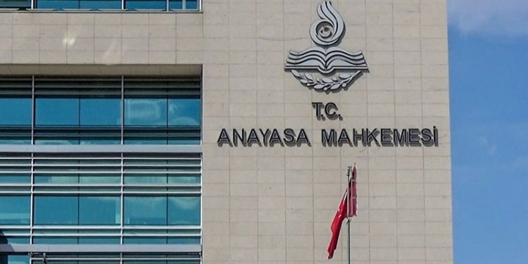 Rektörün eleştirildiği eyleme katılan öğrenciye uzaklaştırma ve disiplin cezası AYM'den döndü