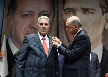 Rozetini Erdoğan taktı: Beşiri Belediye Başkanı Saadet Partisi’nden AKP’ye geçti