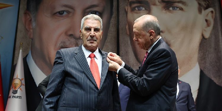 Rozetini Erdoğan taktı: Beşiri Belediye Başkanı Saadet Partisi’nden AKP’ye geçti