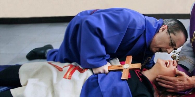 Rus Ortodoks Kilisesi: Şeytan çıkarma ayinlerinden para alınmayacak