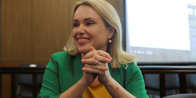 Rus devlet televizyonunda savaş karşıtı pankart açan editöre ev hapsi cezası