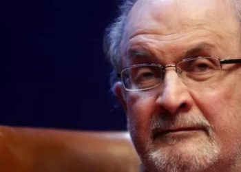 Sahnede bıçaklı saldırıya uğrayan yazar Salman Rüşdi, solunum cihazına bağlandı