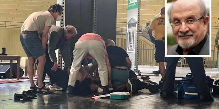 Salman Rüşdi, New York’ta saldırıya uğradı