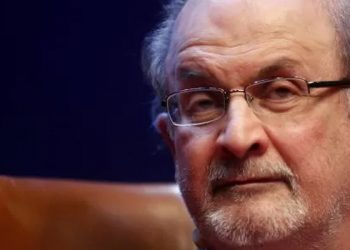 Salman Rüşdi'nin oğlu: Babam solunum cihazından çıkarıldı, birkaç kelime söyleyebildi