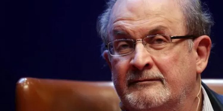 Salman Rüşdi'nin oğlu: Babam solunum cihazından çıkarıldı, birkaç kelime söyleyebildi