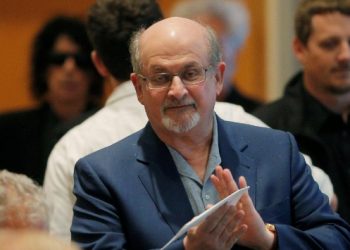 Salman R&uuml;şdi&rsquo;ye saldıran kişinin kimliği belirlendi