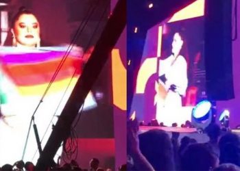 Şarkıcı Reyhan Karaca da sahnede LGBTİ+ bayrağı açtı