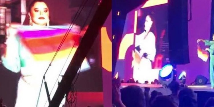 Şarkıcı Reyhan Karaca da sahnede LGBTİ+ bayrağı açtı