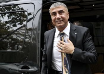 Sedat Peker, 'Seçime kadar beni rahat bırakın dedim ancak siz kaşındınız' dedi; saat 17'yi işaret etti