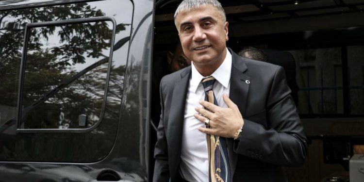 Sedat Peker, 'Seçime kadar beni rahat bırakın dedim ancak siz kaşındınız' dedi; saat 17'yi işaret etti