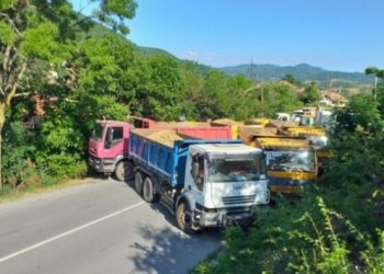 Sırbistan-Kosova sınırına kurulan barikatlar kaldırıldı