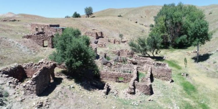 Sivas'ta 42 yıl önce terk edilen köyde define talanı