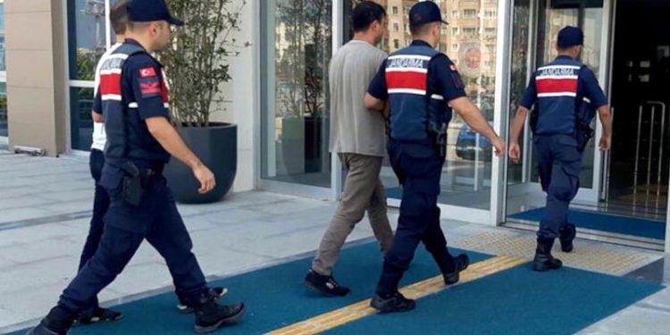 Sürat teknesiyle Midilli'ye kaçma hazırlığındaki 2 'FETÖ şüphelisi' yakalandı