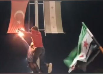 Suriye’de halk sokağa döküldü: Türkiye protesto edildi, Türk bayrağı yakıldı!