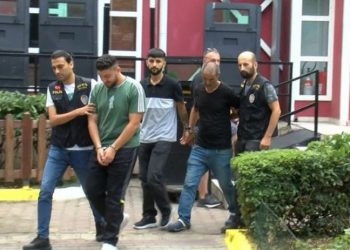 Tacizi savunan baba, şikayetçi ailelere satır ve silahla saldırdı