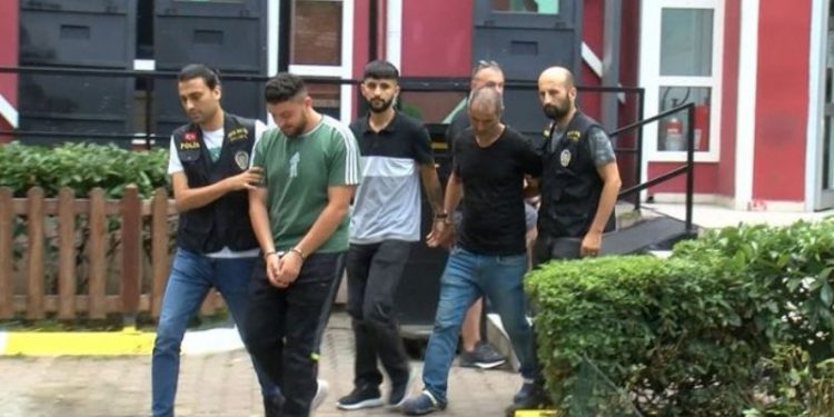 Tacizi savunan baba, şikayetçi ailelere satır ve silahla saldırdı