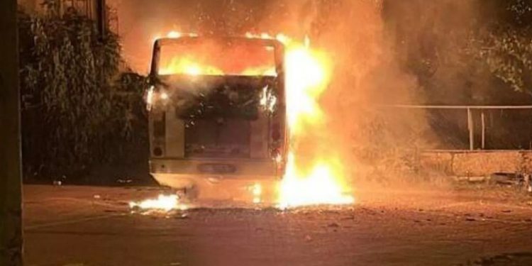 Takım otobüsü alev alev yandı, kulüp başkanı 'Bizi böyle işler yaralamaz, daha çok kamçılar' dedi