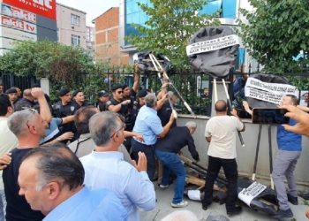 Taksicilerden yandaş Akit’e siyah çelenkli protesto