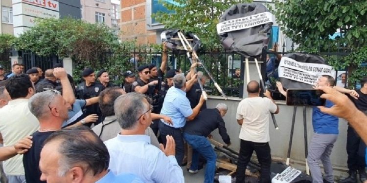 Taksicilerden yandaş Akit’e siyah çelenkli protesto
