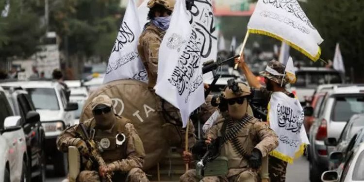 Taliban Afganistan'da bugünü resmi tatil ilan etti, eski cumhurbaşkanları Gani ve Karzai ABD'yi eleştirdi