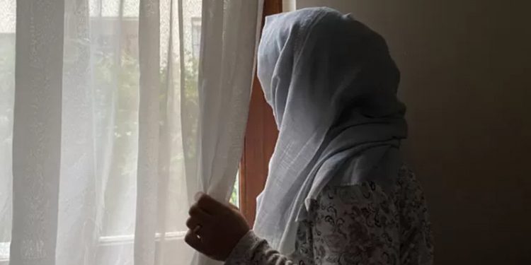 Taliban rejiminde kadın olmak: 'Evlerimizden dışarı çıkamayan köleleriz'