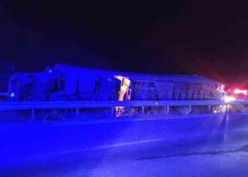 Tır kazaları sürüyor: Bu kez de Çorum'da bariyerlere çarparak devrildi