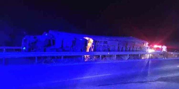 Tır kazaları sürüyor: Bu kez de Çorum'da bariyerlere çarparak devrildi